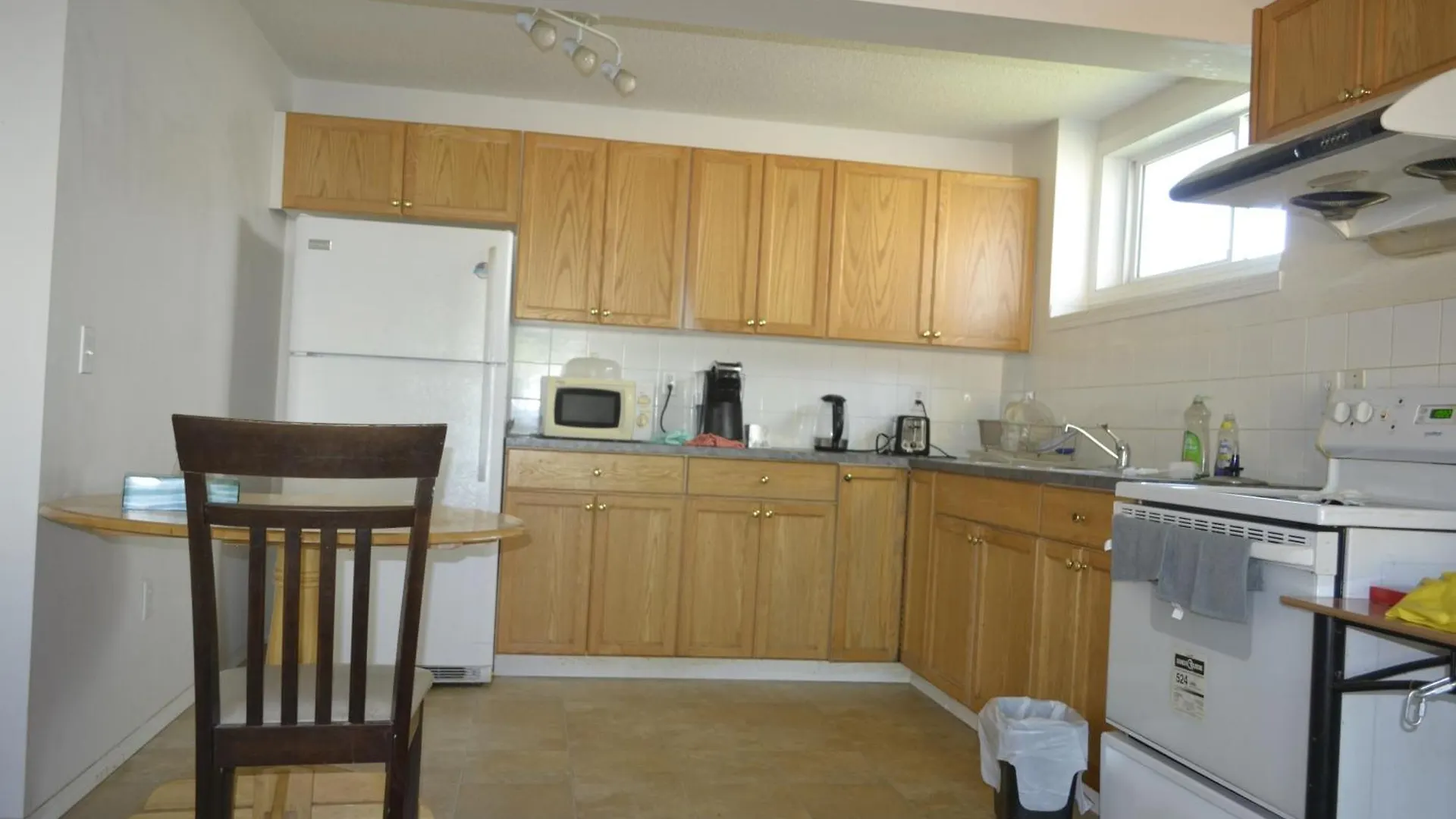 아파트 Lower Level Walkout Suite With Bathroom YYC 캐나다